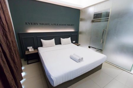 Hotel-99-Bandar-Puteri-Puchong-Deluxe-King-Room-1