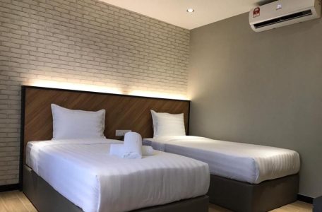 hotel-99-seri-kembangan-twin-room-e1745064790943
